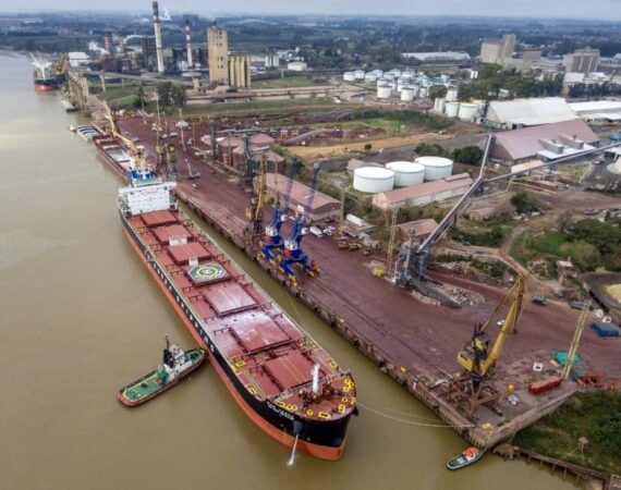 Paro portuario por tiempo indeterminado deja 140 barcos sin operar y afecta a las exportaciones tras una desregulación de Sturzenegger