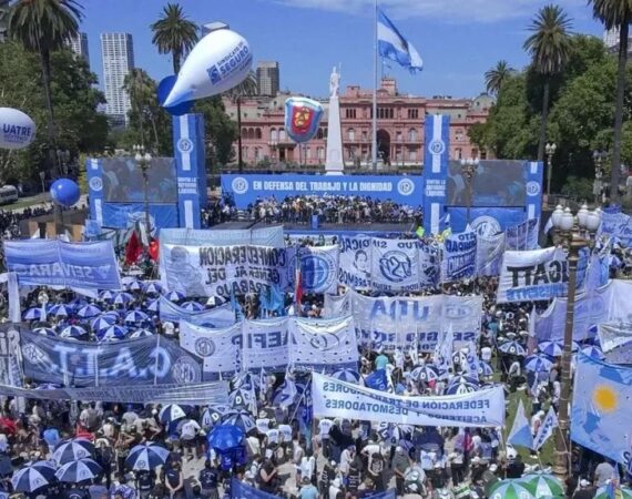 Se espera una masiva movilización al Ministerio de Economía de endeudados y organizaciones gremiales por la crisis salarial, paritarias pisadas y morosidad récord