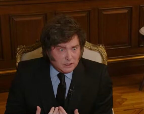 Dice que sufrió «siete intentos de golpes de Estado» y «deportó a 30 mil terroristas»: Milei se hizo el “loquito” para no hablar del crecimiento de la pobreza, el desempleo, la recesión y la destrucción de la Argentina